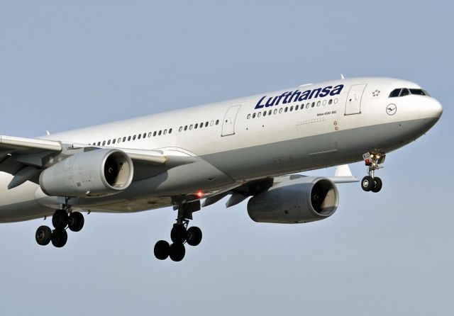 Airbus A330-300 —