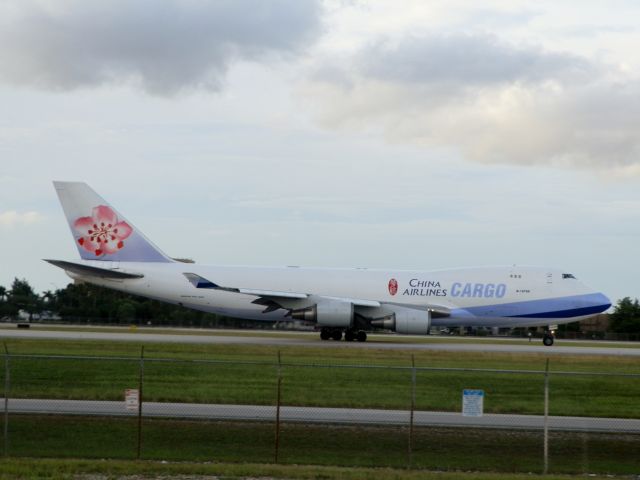 Boeing 747-400 (B-18709)