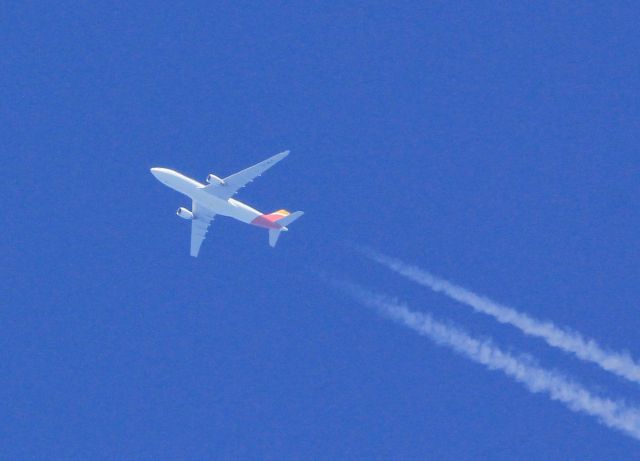 EC-MLP — - EC-MLP AIRBUS A-320-202 IBERIA  AIRLINES survolant la ville de Lavaltrie QC. le 05-08-2022 à 13:48