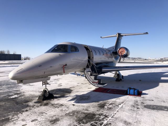 Embraer Phenom 300 (VH-VKX)