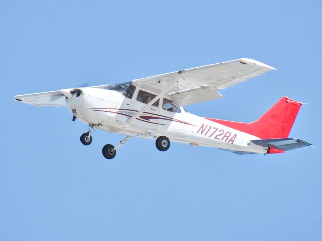 Cessna Skyhawk (N172RA) - Landing at King County International Airport, Seattle, WA.