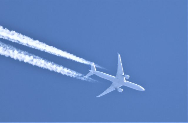 N28468 — - N28468 Boeing 777-300ER United Airlines UA961 de Frankfurt FRA vers Newark EWR br /Survolant le fleuve St-Laurent à Lavaltrie QC. Le 02-11-2022 à 14:09