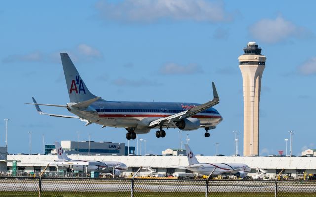 Boeing 737-800 (N919AN) - N919AN br /B738 CN:29520 br /AAL2592 MGA-MIA br /2017-05-03 KMIA RWY 9