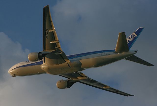 Boeing 777-200 (JA702A)