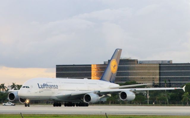 Airbus A380-800 (D-AIMB)