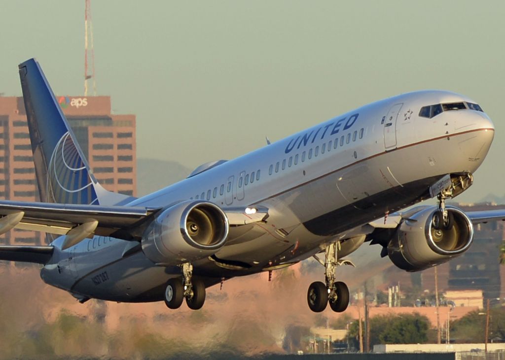 Boeing 737-800 (N37287)