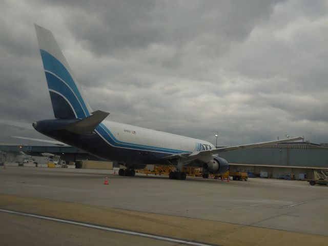 BOEING 767-200 (N761CX)