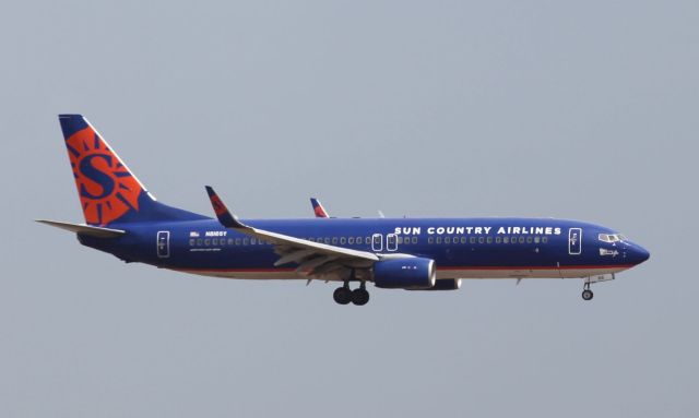 Boeing 737-800 (N816SY) - 04/2218 landing at MIA