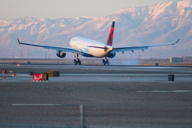 Airbus A330-200 (N857NW)