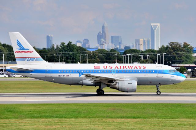 Airbus A319 (N744P)