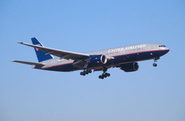 Boeing 777-200 (N792UA) - Final Approach to Narita Intl Airport Rwy16R on 2000/02/05