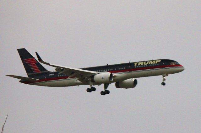 Boeing 757-200 (N757AF) - 051515 The Donald on short final for Omaha Eppley.