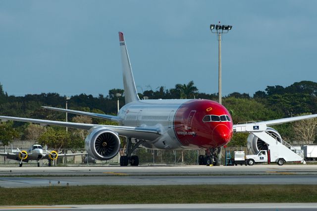 Boeing 787-8 (EI-LNC) - Stranded at KFLL since Saturday, 12/21, EI-LNC parked with lil piston friend on the north side  Monday, 12/23/13.