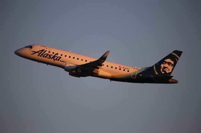 EMBRAER 175 (long wing) (N183SY)