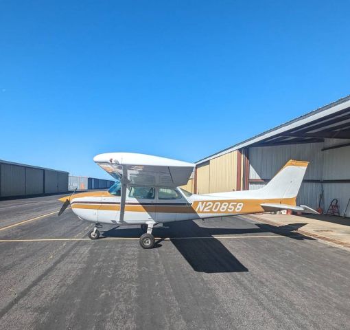 Cessna Skyhawk (N20858) - At its hangar