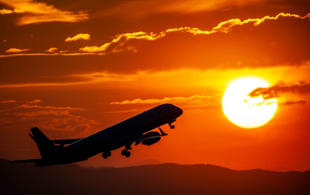 Embraer ERJ-190 (OE-LWA) - Sunset