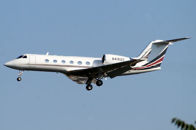 Gulfstream Aerospace Gulfstream IV (N416QS) - Final approach for R06 on 31-Jul-07.