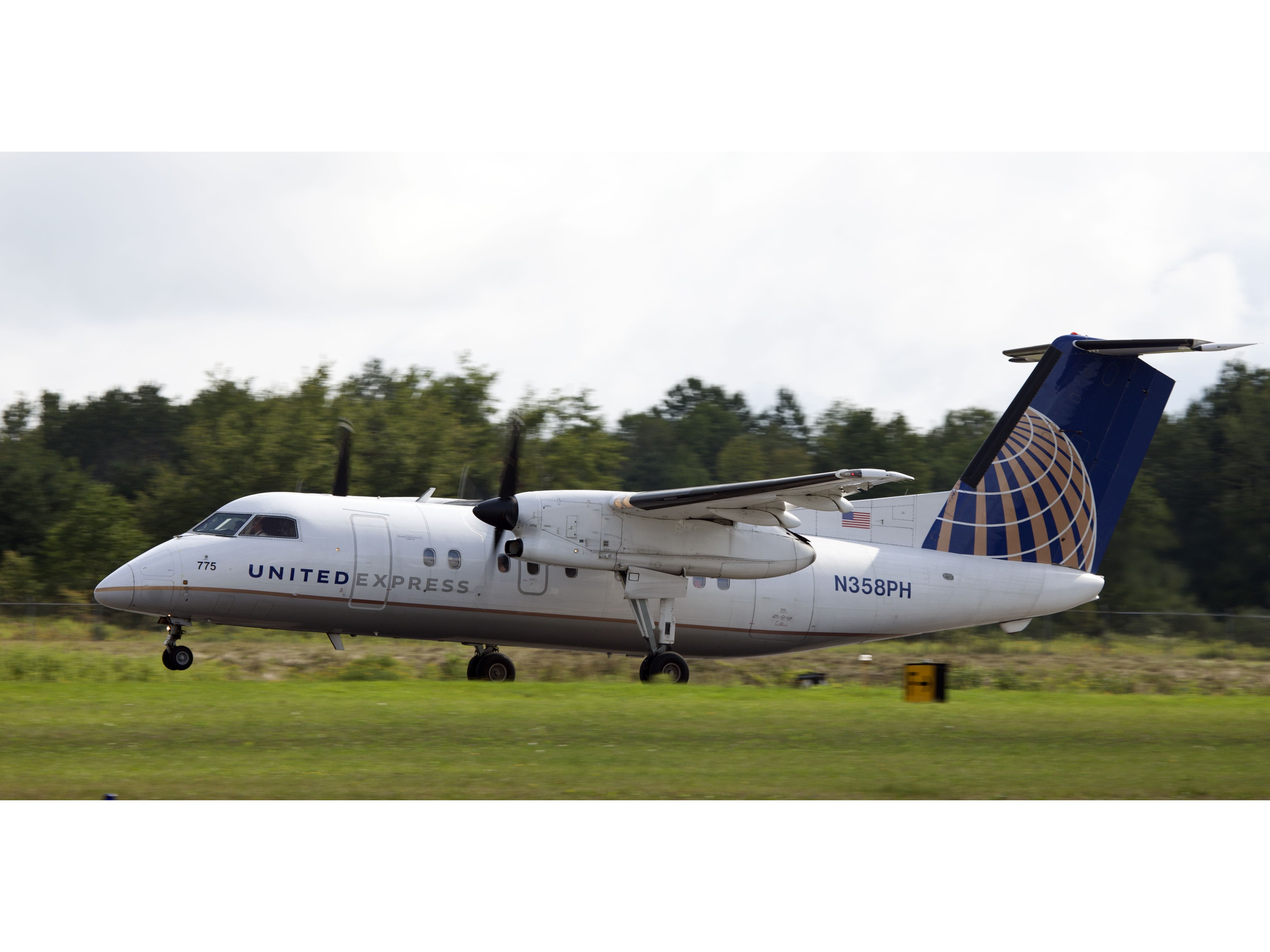 de Havilland Dash 8-200 (N358PH) - Take off RW32.