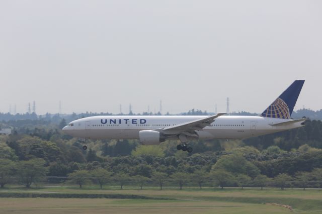 Boeing 777-200 (N221UA)