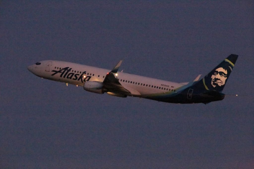 Boeing 737-900 (N315AS)