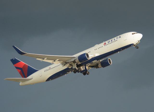 N179DN — - Evening takeoff at KATL