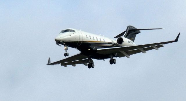 Bombardier Challenger 300 (N517WZ) - On short final is this 2006 Bombardier Challenger 300 from the WInter of 2022.
