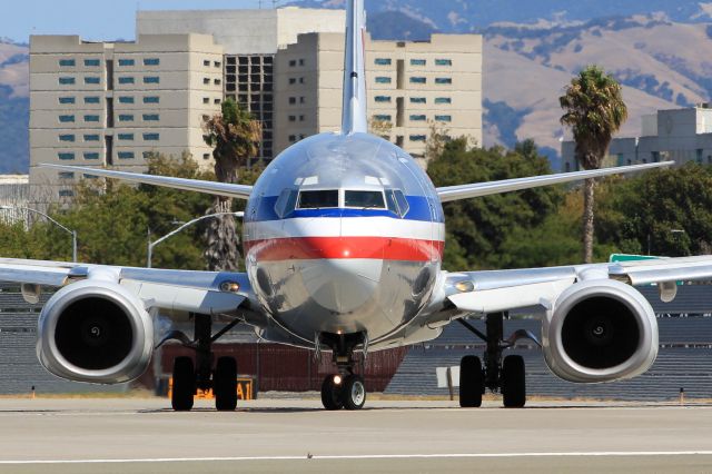 Boeing 737-800 (N915AN)