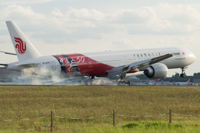 Boeing 777-200 (B-2047) - Nice Touchdown at Paris-CDG