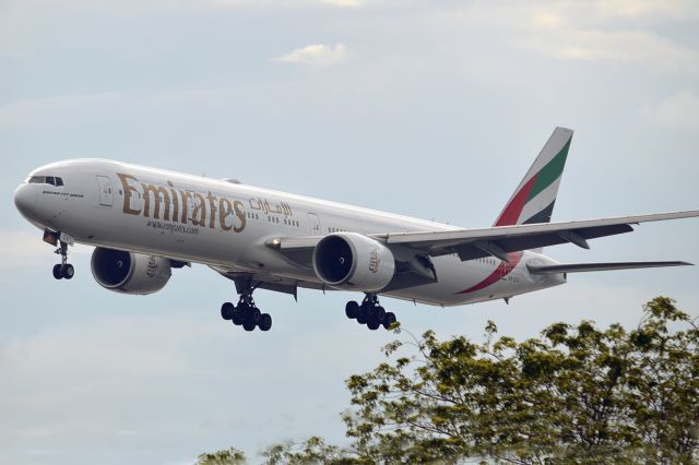Boeing 777-200 (A6-ECV)