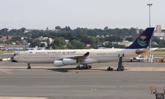 Airbus A340-200 (HZ-HMS2)