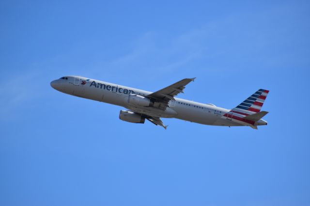 Airbus A321 (N918US) - Taken at the Founders Plaza