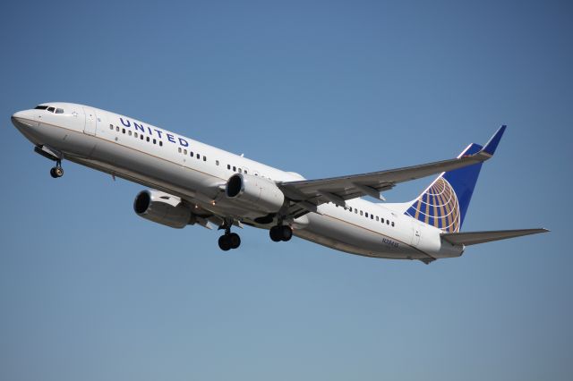 Boeing 737-900 (N39415) - Departing runway 25