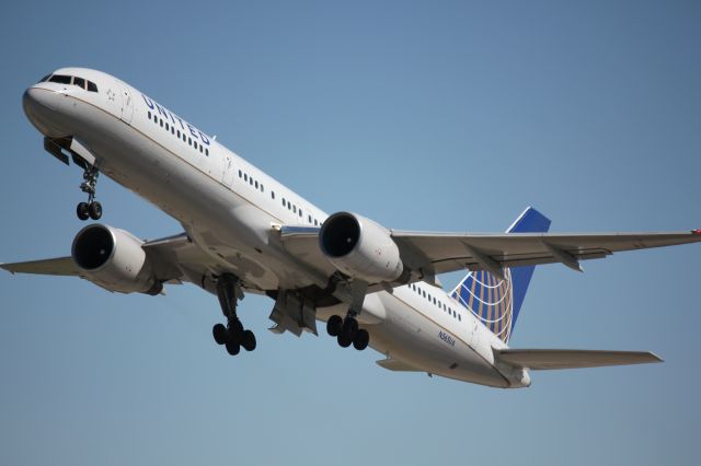 Boeing 757-200 (N565UA) - Departing runway 25