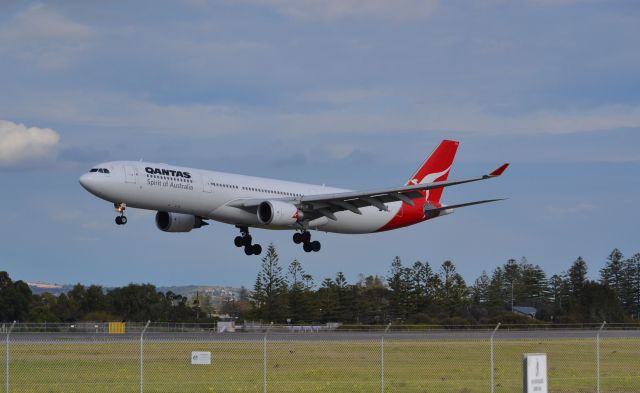 Airbus A330-300 (VH-QPJ) - On short finals for runway 05. Thursday 12th July 2012.