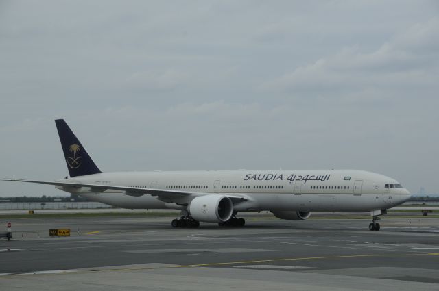 Boeing 777-200 (HZ-AK25)