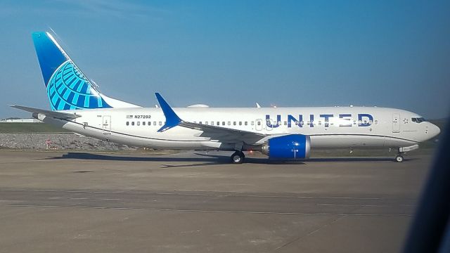 Boeing 737 MAX 8 (N27292) - United UAL1428/UA1428 from Newark (KEWR/EWR) taxis in past our flight (AA5514, N619NN) en-route to gate A4br /Photo date: 3-21-24br /Upload date: 1-31-25