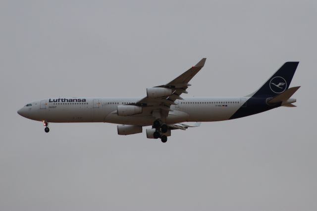 Airbus A340-300 (D-AIGU) - Lufthansa A340-313 on final to Denvers 35R