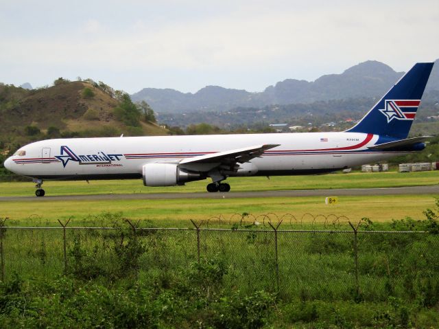 BOEING 767-300 (N319CM)