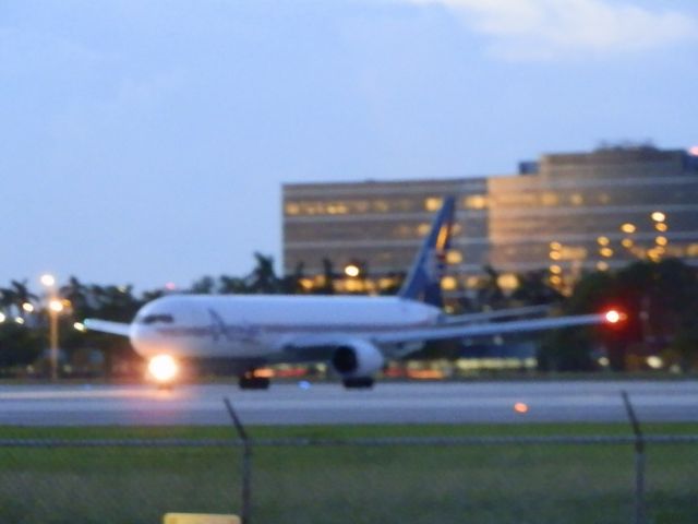 BOEING 767-300 (N316CM)