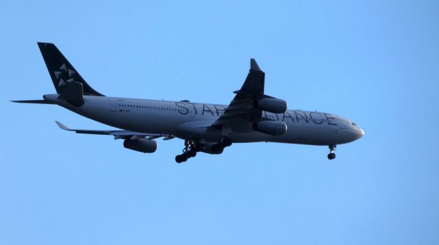 Airbus A340-300 (D-AIGV) - On final is this Lufthansa "Star Alliance" Airbus A340-300 in the Autumn of 2018.