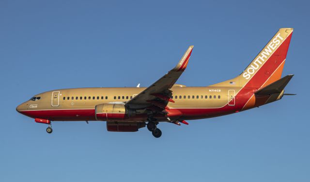 Boeing 737-700 (N714CB)