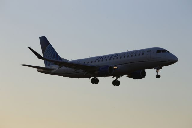 EMBRAER 175 (long wing) (N615UX)