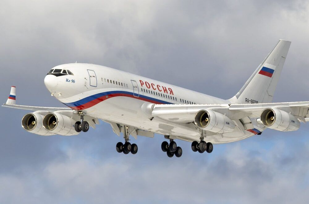 Ilyushin Il-96 (RSD88) - Um aparelho do Esquadrão de Voo especial, uma frota VIP da Força Aérea da Rússia está a caminho de Washington este sábado.br /br /O aparelho saiu de São Petersburgo e evitou o espaço aéreo europeu, atualmente vedado ao tráfego a aviões da Rússia, e desloca-se para a capital norte americana.br /br /Trata-se de um avião Ilyushin II-96 que saiu durante a manhã do aeroporto de Pulkovo com destino a Washington-Dulles. br /br /Segundo o Politico, que cita o Departamento de Estado, o voo irá buscar 13 diplomatas russos expulsos do país, numa altura em que a invasão russa da Ucrânia limitou a circulação de aviões russos em parte significativa dos países ocidentais.