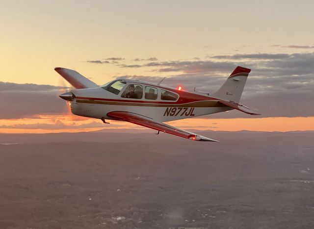 Beechcraft Bonanza (33) (N977JL)