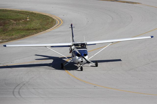 Cessna Skyhawk (N19775) - Turning onto taxiway H.