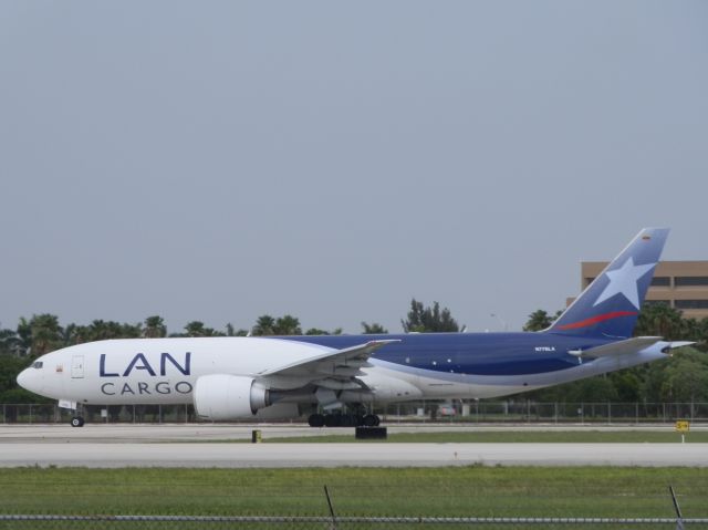 BOEING 777-200LR (N776LA)
