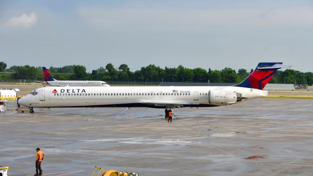 McDonnell Douglas MD-90 (N954DN) - Delta McDonnell Douglas MD-90-30 N954DN in Minneapolis 