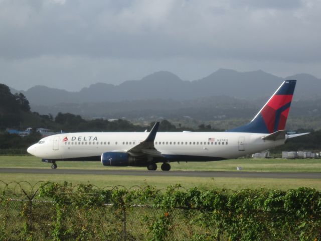 Boeing 737-800 (N3741S)