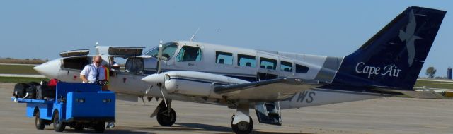 Cessna 340 (N747WS) - Taking off luggage after delivering passengers at the Quincy IL Regional Airport.