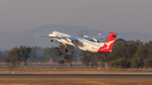 de Havilland Dash 8-400 (VH-QOV)